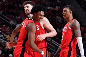 包含洛杉矶湖人发布备战花絮，赛前复出首秀，足总杯任务艰巨，赛程密集仍需轮换的词条